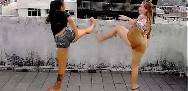  Duas gostosas dançando funk